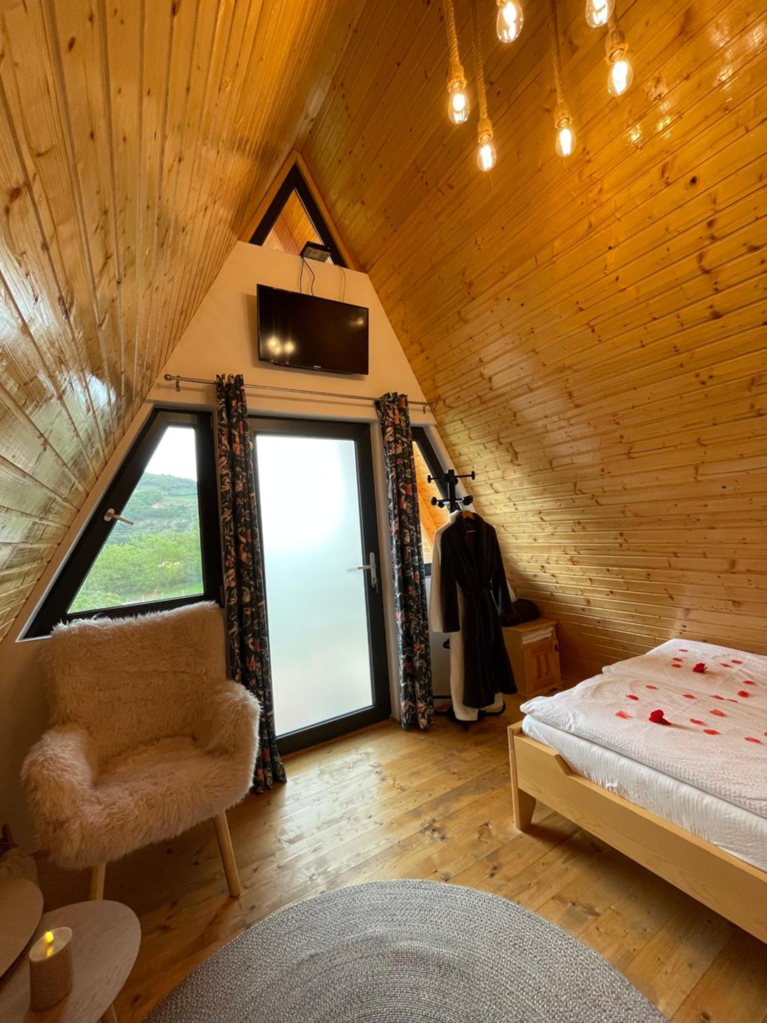 A Frame 1 Transalpina Hotel Petresti ภายนอก รูปภาพ